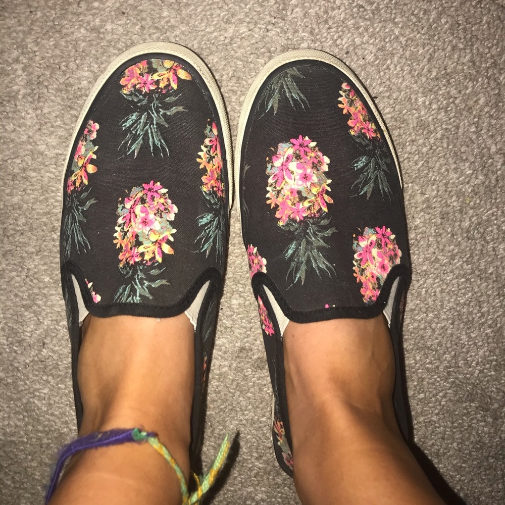 Worn American Eagle Sneakers